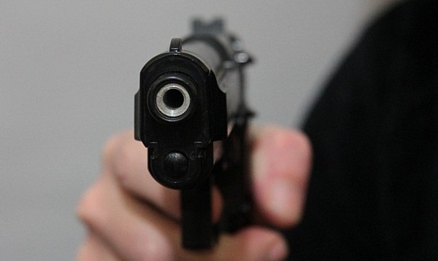 10 годишно момче е простреляно от леля си която е и