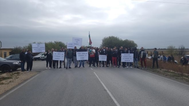 Заради протест: Жители на плевенско село блокираха пътя за Монтана
