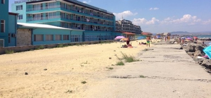 Туристи спасиха младо момче от удавяне на плажа пред Военния