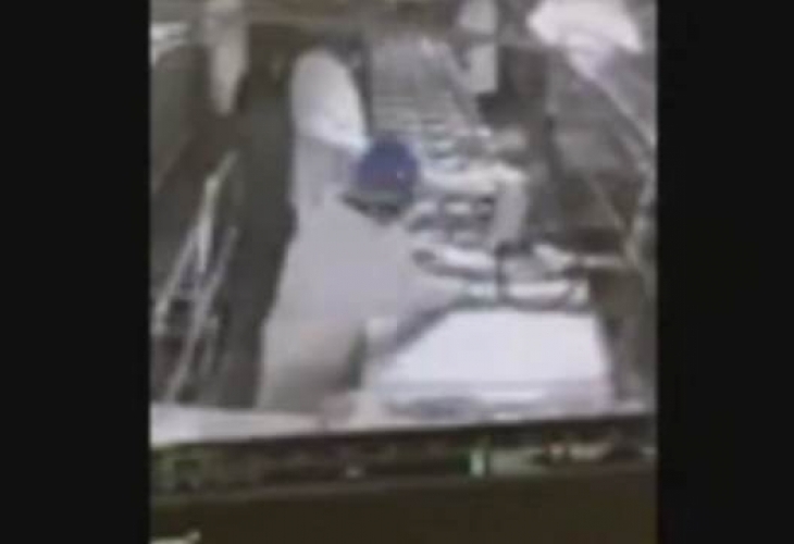 Служител на британското предприятие за преработка на месо Smithfield Foods