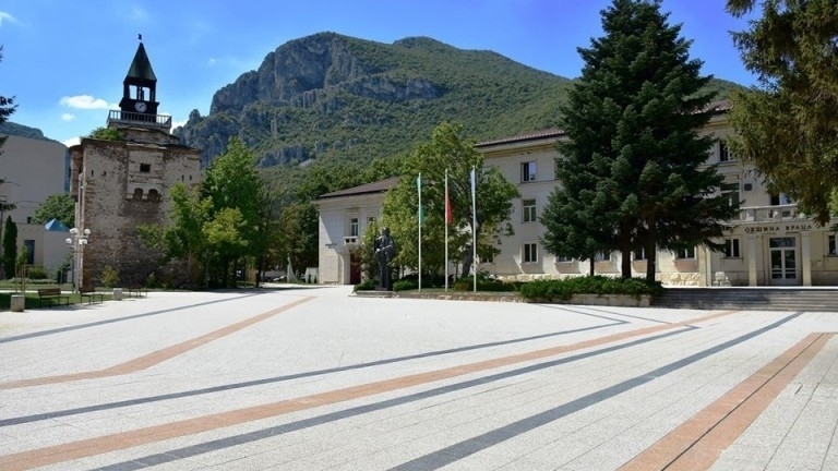 Община Враца обяви подбор за длъжността старши счетоводител в дирекция