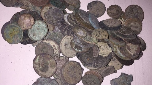 Служители на реда са тарашили дома на иманяр във Вълчедръм