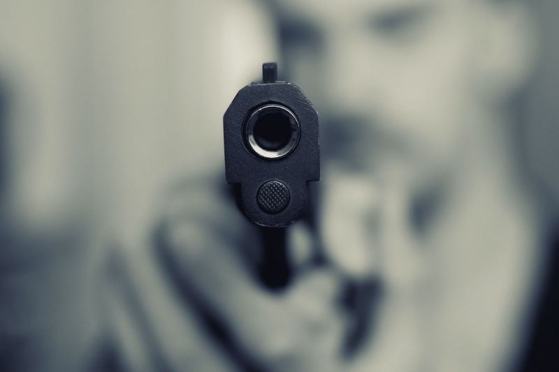 Ужасяващо! Мъж стреля с пистолет по детето си в Монтанско, то се скри у съседите