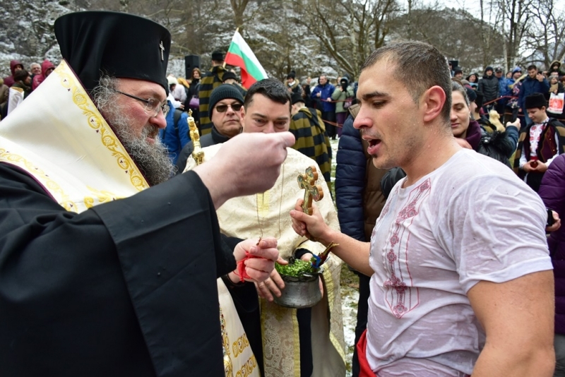 32 годишният врачанин Янаки Долапчиев спаси Богоявленския кръст на големия християнски