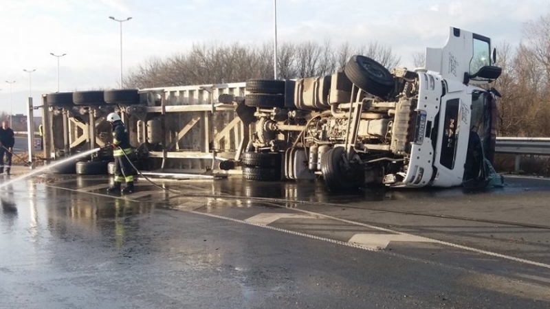 Тежкотоварен камион се обърна тази сутрин в Пловдив Инцидентът е