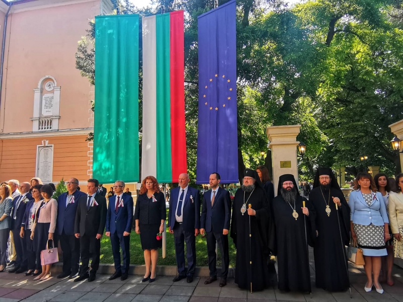 Вицепрезидентът Илияна Йотова даде старт на мащабните тържества по случай бележитите годишнини на СУ „Христо Ботев“ във Враца /снимки/