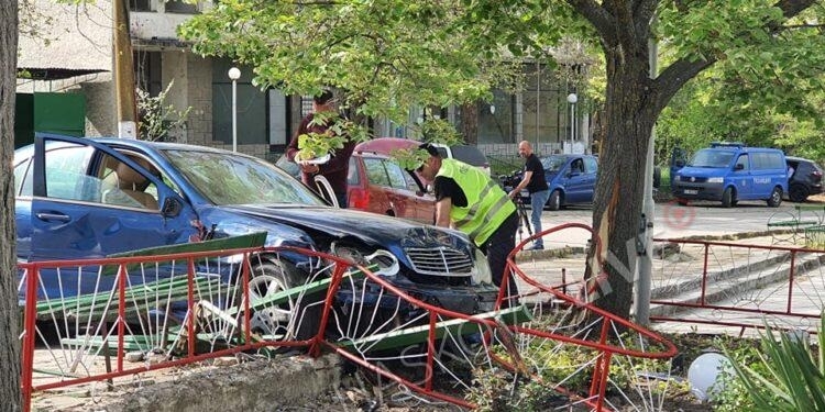 18 годишно момиче без книжка помете с кола група деца на