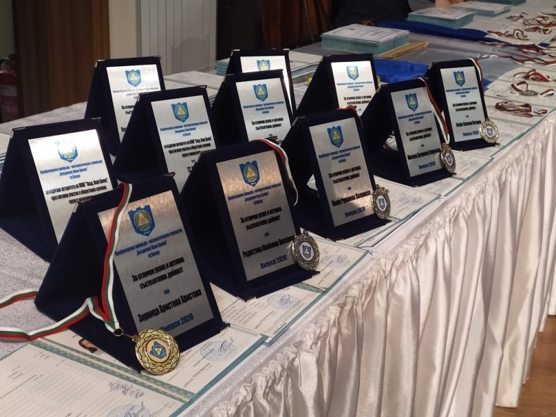 164 зрелостници на врачанската природо математическа гимназия Академик Иван Ценов във