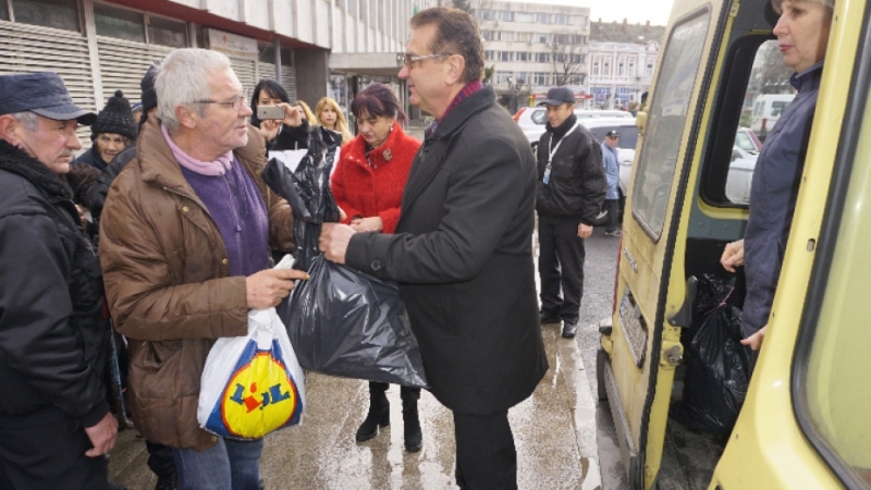 Социално слаби хора от Видин получиха пакети с помощи, осигурени