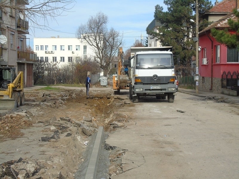Ударно ремонтират две улици в Бяла Слатина /снимки/