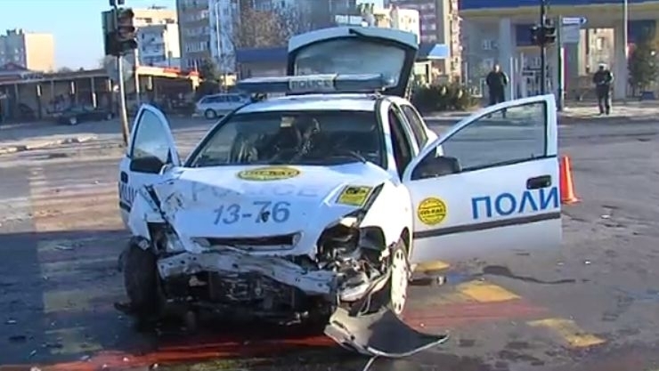 Пиян шофьор се блъсна в патрулка