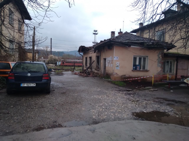Опасност от рушаща се сграда дебне жителите на Мездра научи