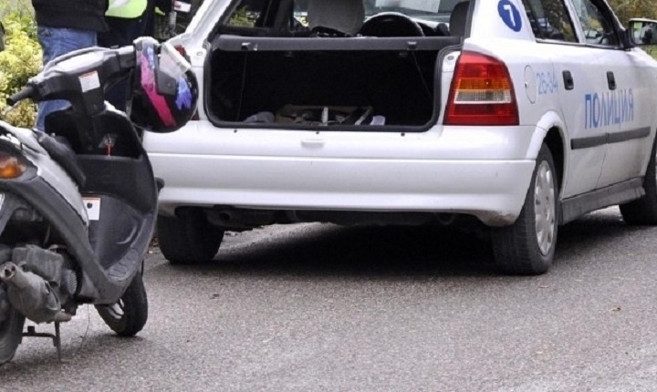 Униформени спипаха дядо да се вози с мотопед без номера