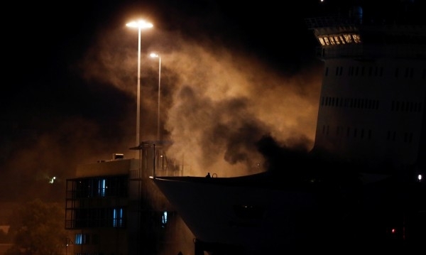 Гръцки ферибот с 875 пътници на борда и 141 души