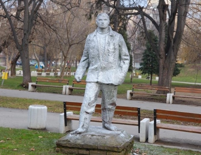 Неизвестен автор придаде нов имидж на паметника на работника в