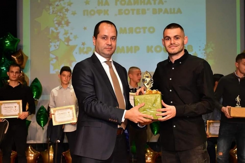 На церемонията във Враца бяха отличени и най добрите футболисти на