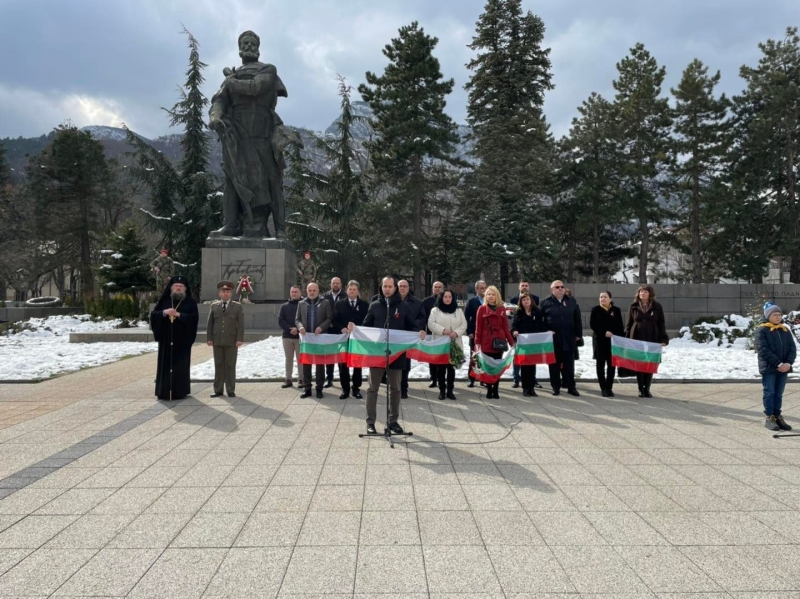 Всяка година в навечерието на Националния празник подаряваме българското знаме