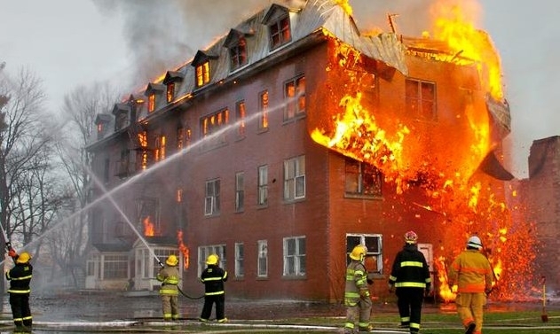 Най малко 12 души загинаха при пожар в жилищен блок в