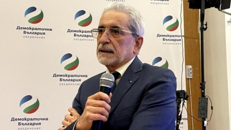 Докато Гърция гърми от предложението на гей лидера на партия