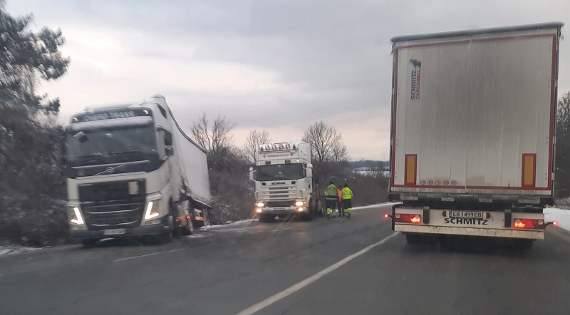 Шофьори алармират за усложнена пътна обстановка във Врачанско, видя BulNews.