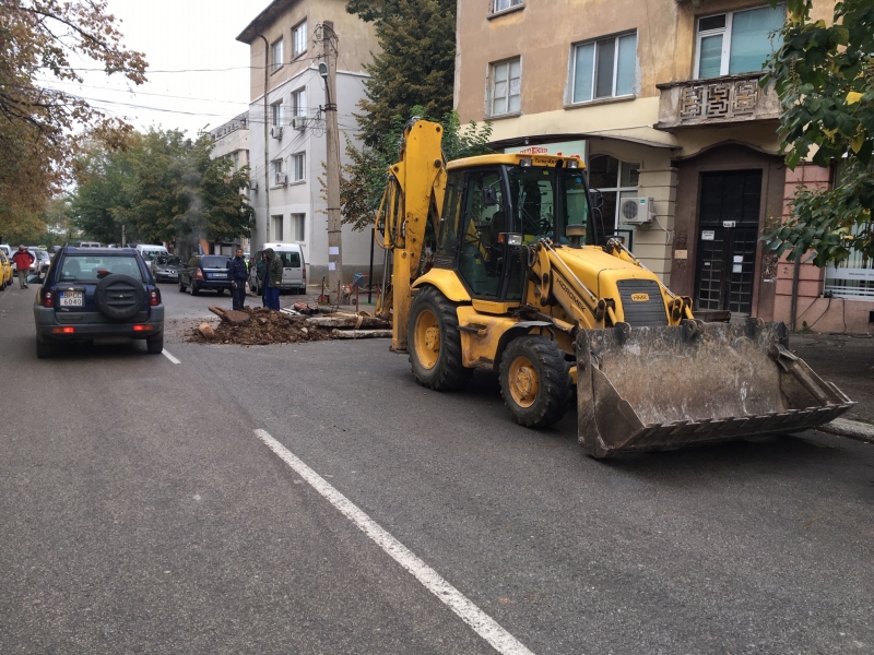 Топлофикация ЕАД упорито продължава да съсипва прясно асфалтираните улици на