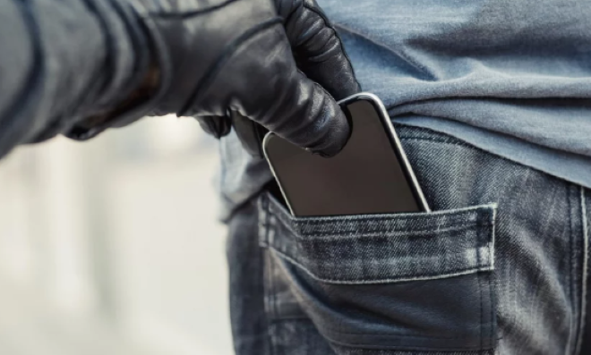 Издирват апаш задигнал телефон от магазин в Мездра съобщиха от