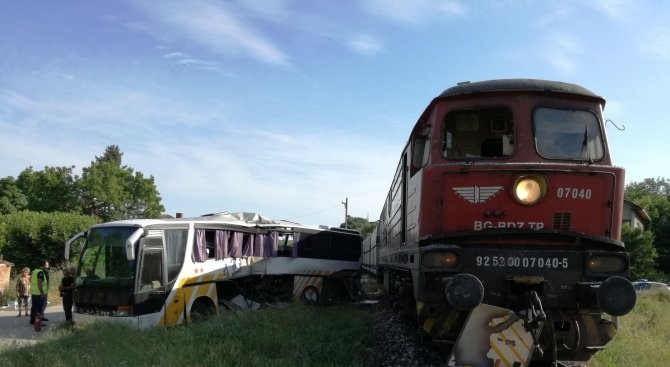 Пътнически влак е блъснал автобус на спирка Марица в близост