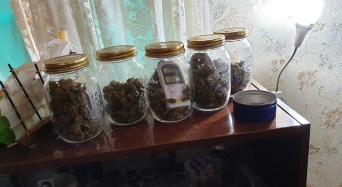 Полицаи са намерили много наркотици в къщата на младеж от
