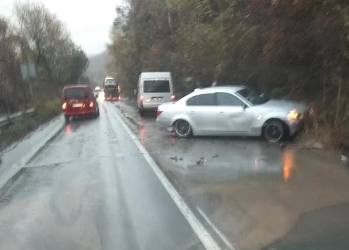 Лек автомобил БМВ катастрофира на главен път Е 79 край Ребърково