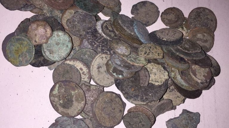 Униформени са намерили много антики в Голф в монтанското село