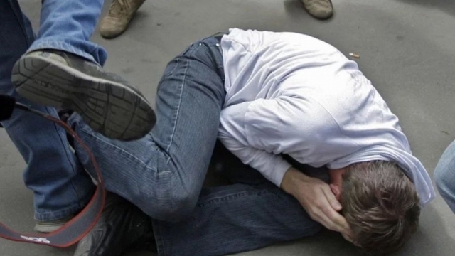 Aгресивен мъж нападнал фелдшер и шофьор на линейка на спешна