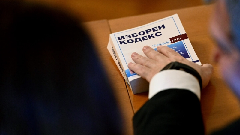 Политическото напрежение след орязването на секциите за гласуване в чужбина