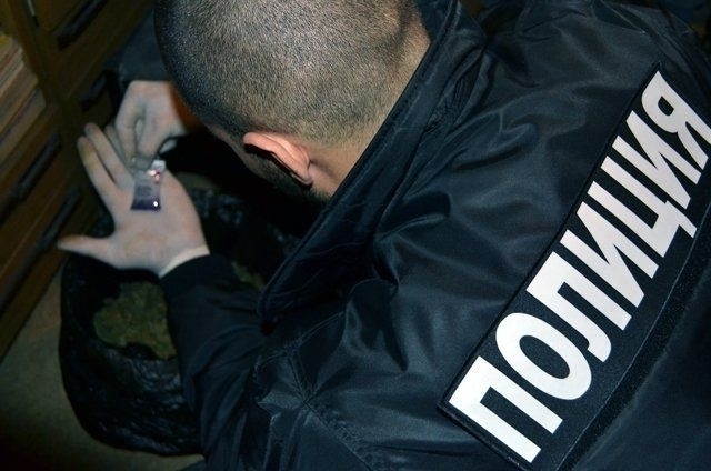 Полицаи намериха наркотици в дома на крими герой от Мездранско