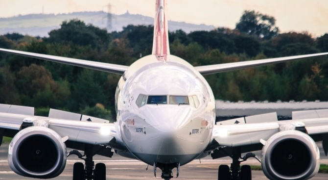 Акциите на авиокомпанията Боинг се сринаха след самолетната катастрофа в