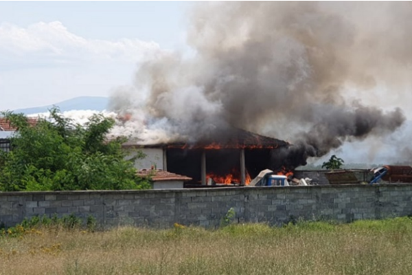 Пожар избухна преди минути в село Костиево до Пловдив. Огънят