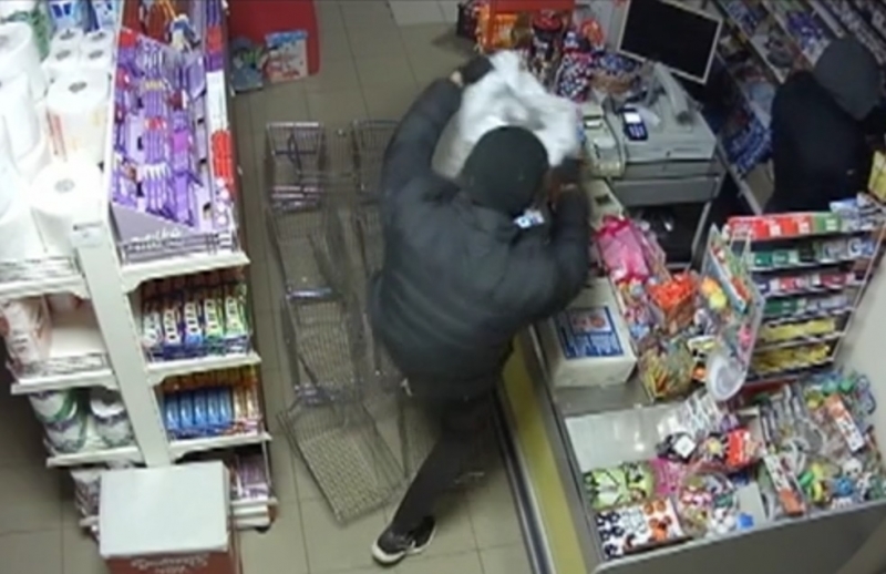 Мъж от монтанско село задигна пари и храна от магазин