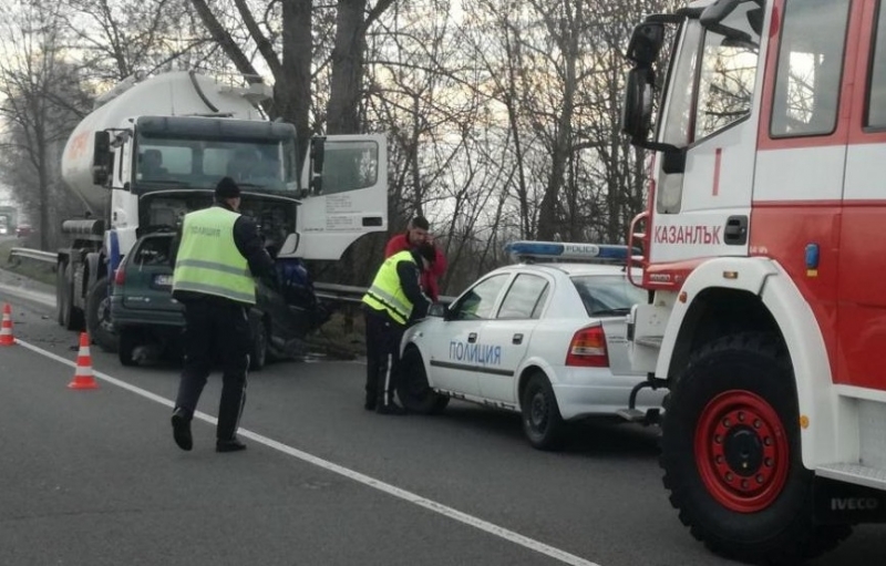 Един човек е загинал при катастрофа между тежкотоварен автомобил и