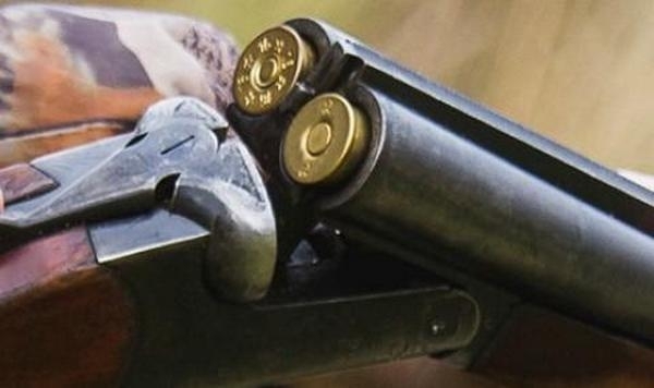 Мъж размахвал пушка пред лицето на жена в кръчма във