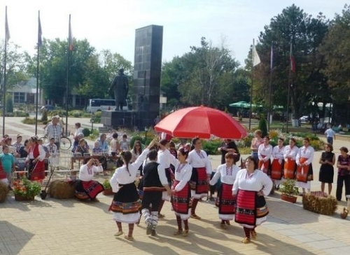 На традиционен фолклорен фестивал с името Хайредин с Вяра Надежда