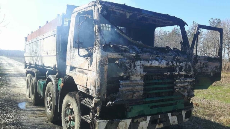Фирмен камион е изгорял в Монтанско съобщиха от полицията в