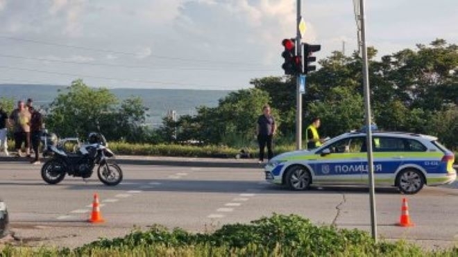 Кръв на пътя! Моторист пострада при катастрофа с джип във Врачанско