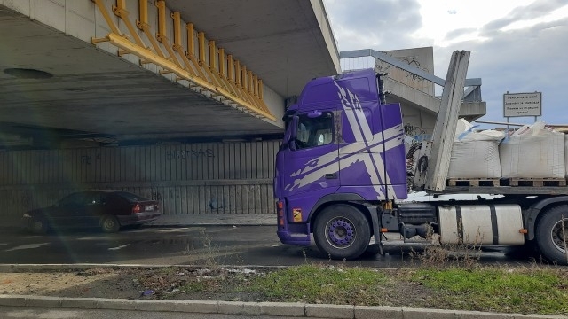 Тежкотоварен автомобил със сливенска регистрация се заклещи под един от