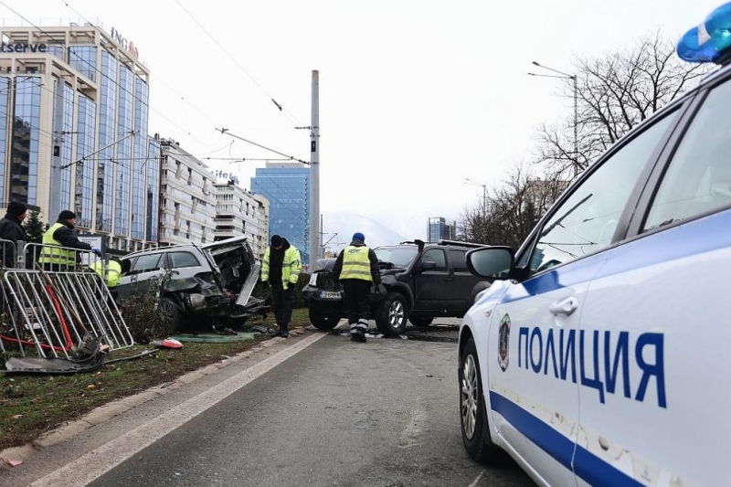Верижна катастрофа с 4 коли в София, има пострадало дете /снимки/