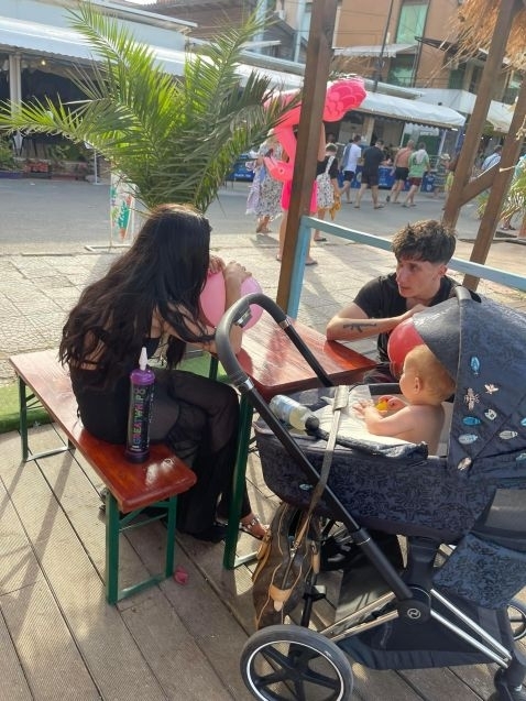 Скандална снимка публикувана в социалната мрежа Facebook разбуни духовете у