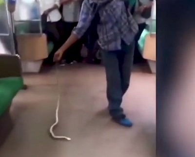 Индонезиец стана герой в социалните мрежи след като с голи