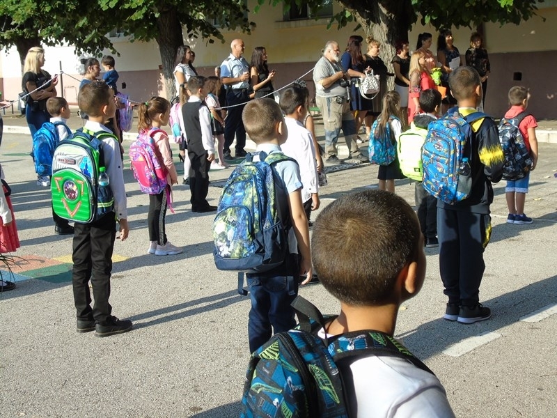 След едномесечно прекъсване 755 от общо 834 ученика от началните