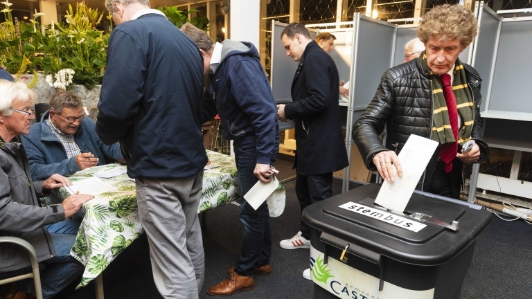 Европейските избори започнаха официално с отварянето на изборните секции в