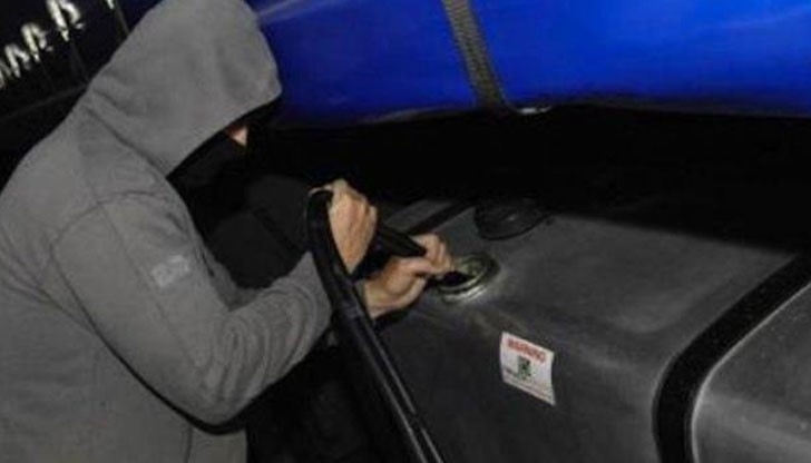 Полицията е заловила двама източили 70 литра нафта от камион