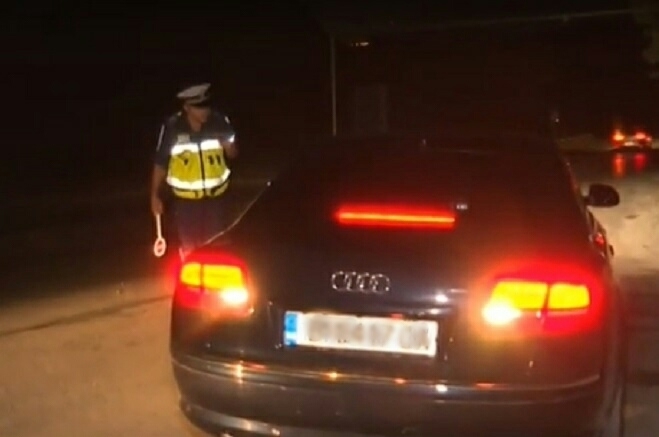 Полицейски служители са заловили млад мъж управлявал колата си с