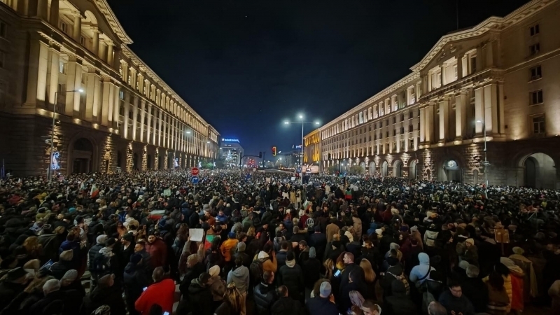 На фона на всички сътресения на политическата сцена и работния